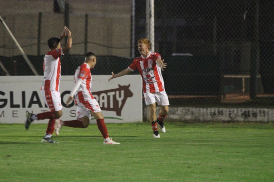 EL PRIMERO. El " Colo" Ensabella abrió el marcador.