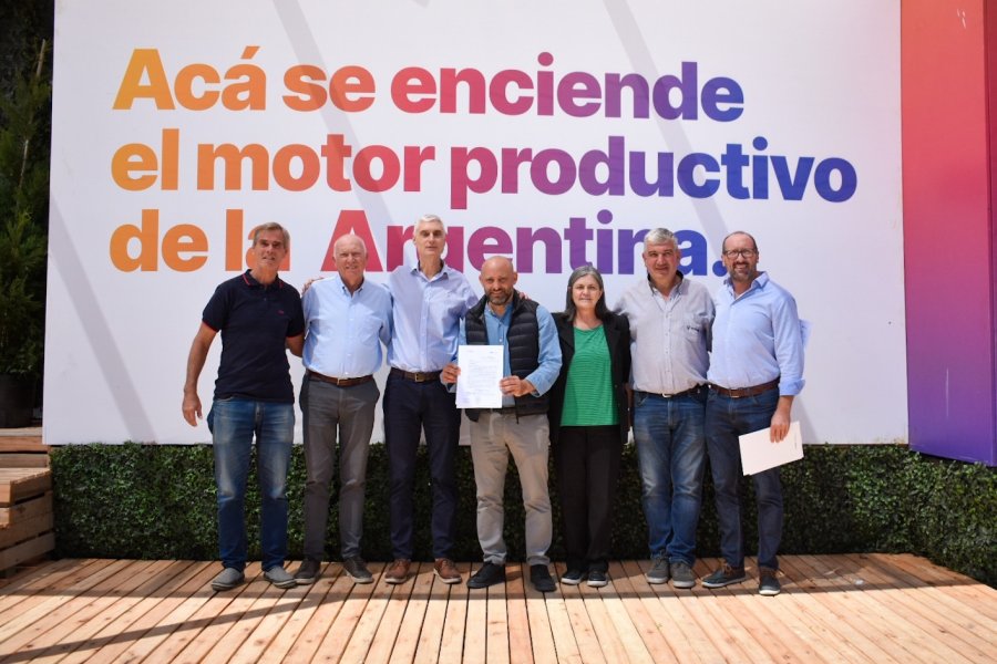 Se trata de unidades de transporte automotor de cargas formada por un cami&oacute;n tractor y dos semirremolques vinculados por un acople.