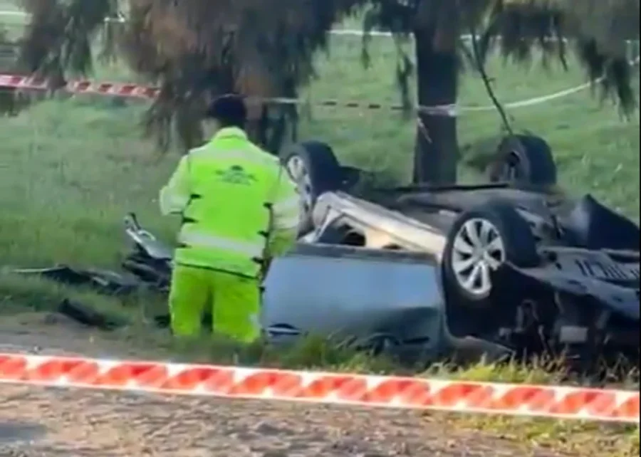 En el auto Citroën C3, que despistó a gran velocidad y luego volcó, viajaban seis personas, las cuales la mayoría no llevaba el cinturón de seguridad puesto.