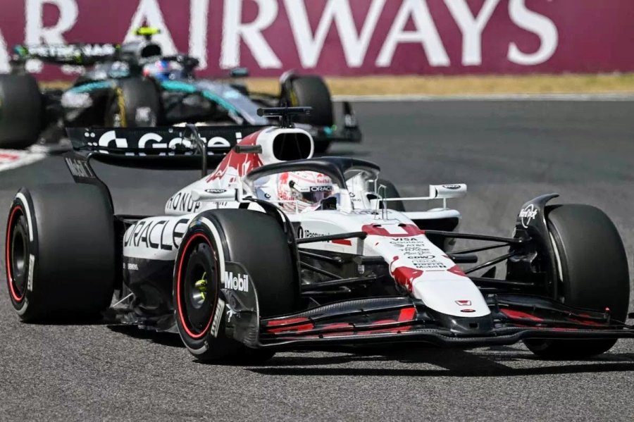Max Verstappen con su auto blanco fue el más veloz en el circuito de Suzuka.