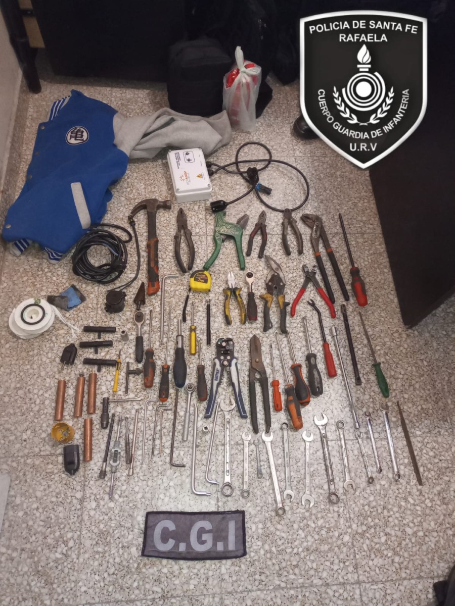 El menor de edad sustrajo en el interior de una camioneta sin trabas, un bolso conteniendo herramientas varias.