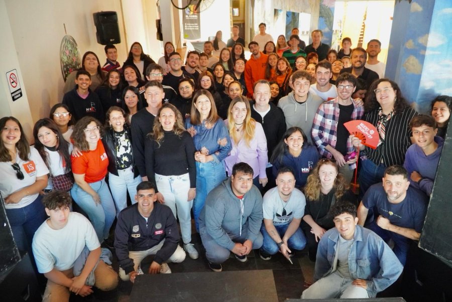 Clara Garc&iacute;a, Lionella Cattalini y Joaqu&iacute;n Blanco entre otros en el encuentro con los j&oacute;venes socialistas de toda la Provincia.