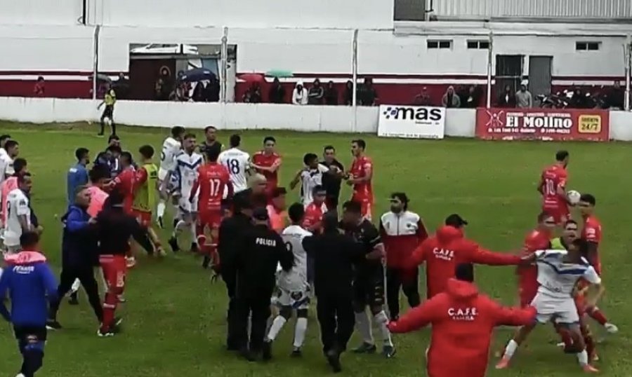 LOCURA TOTAL. LOS JUGADORES DE FERRO Y PEÑAROL A LAS TROMPADAS