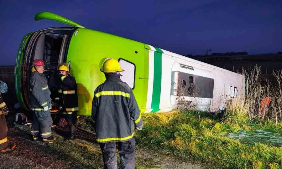 En el lugar trabajaron efectivos policiales, Bomberos Voluntarios y personal de salud, quienes asistieron a las víctimas.