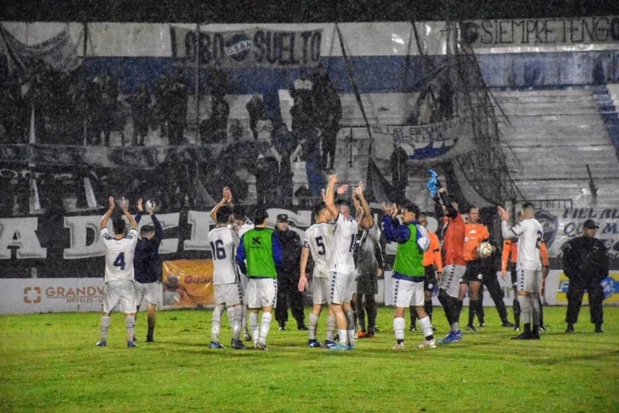 RECONOCIMIENTO. Los jugadores saludado a los hinchas, que bajo la lluvia alentaron al equipo.