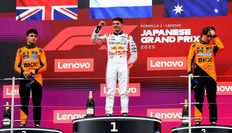 Lando Norris (2&deg;), Max Verstapen (1&deg;) y Oscar Piastri (3&deg;) en el podio de Suzuka.