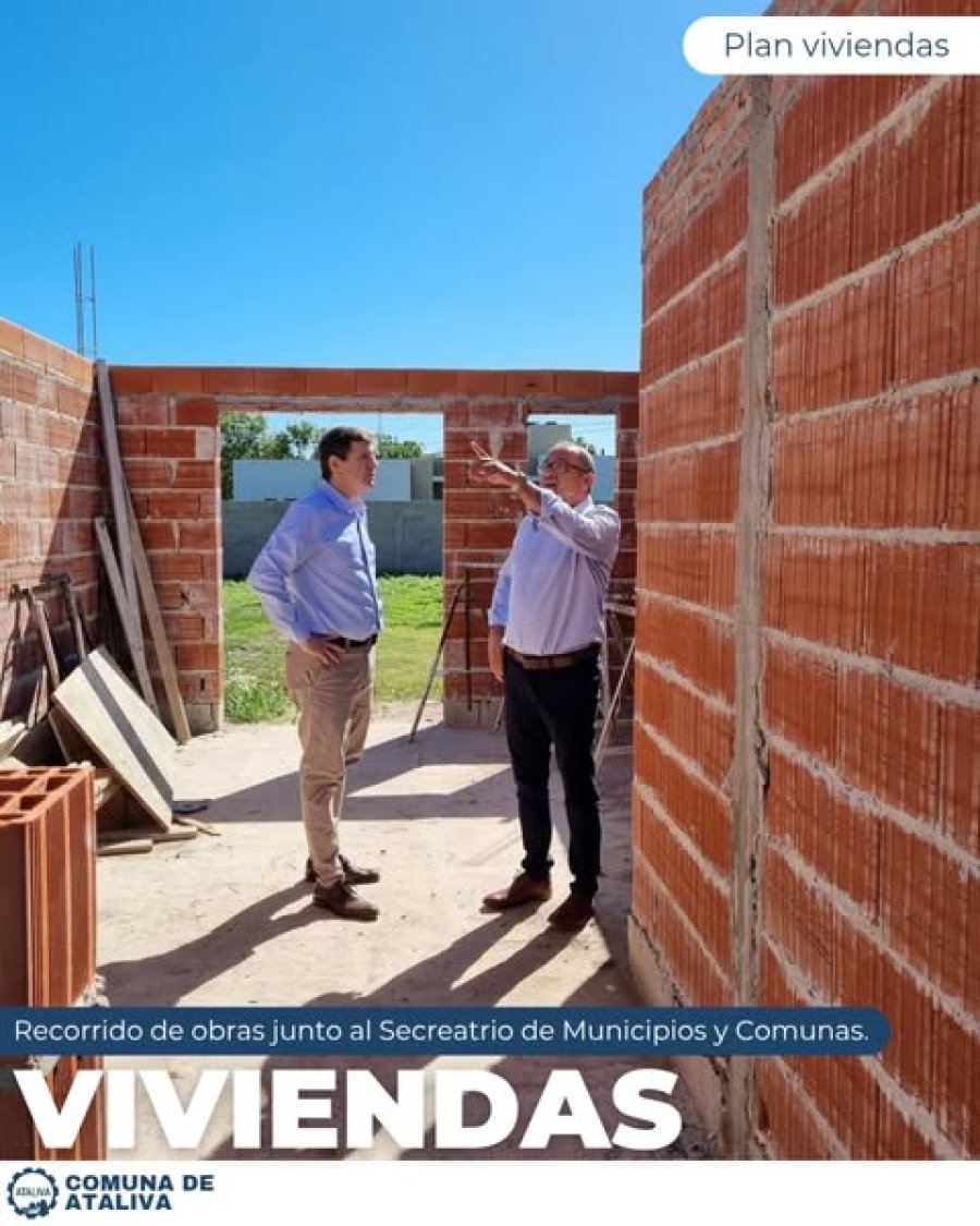 Horacio Ciancio y José Álvarez recorriendo la obra de viviendas.
