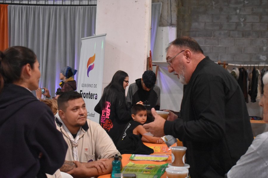 El intendente Oscar Martínez recorriendo uno de los stand.