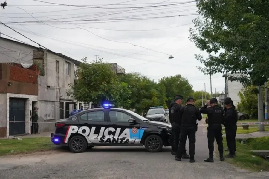 La Policía en el lugar del hecho, una vivienda en la zona sudoeste en Rosario.