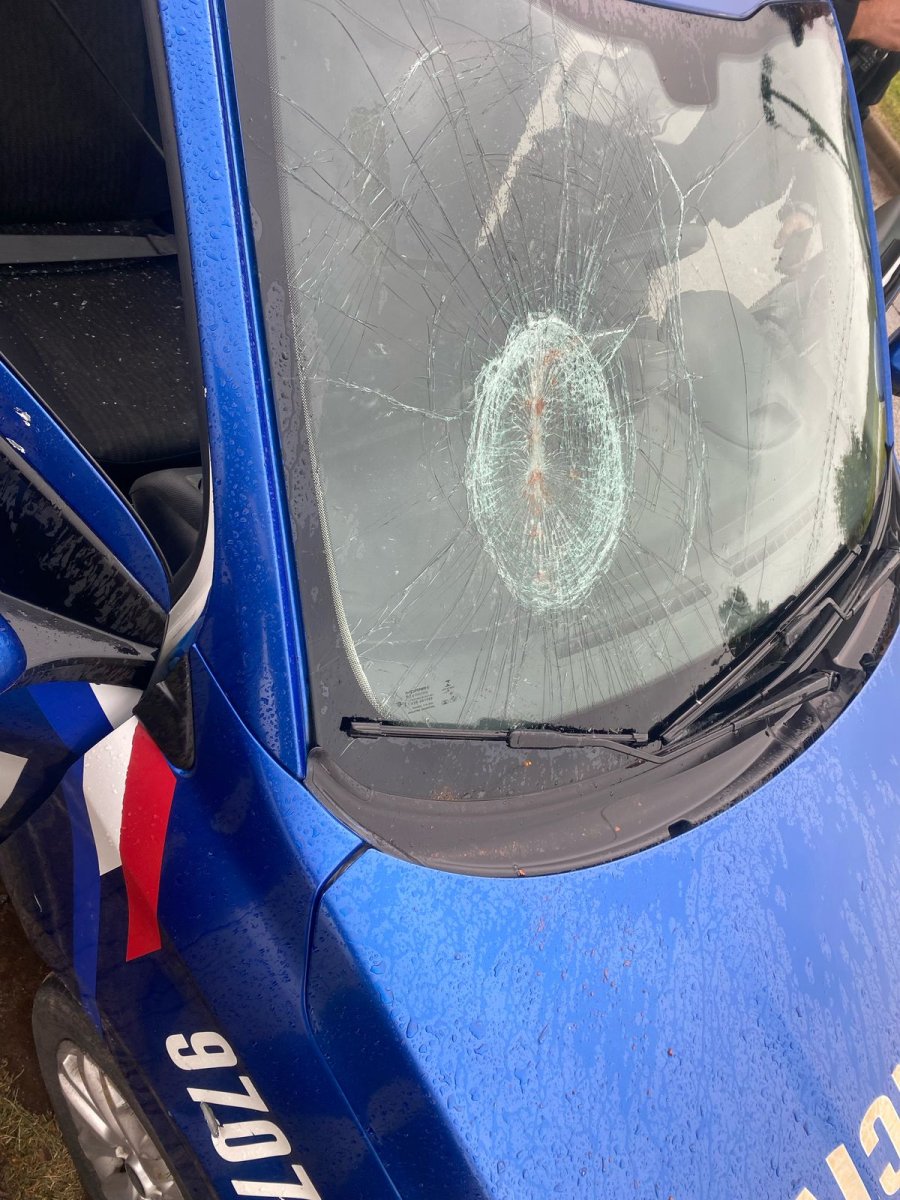 Móviles policiales resultaron dañados por las piedras arrojadas.