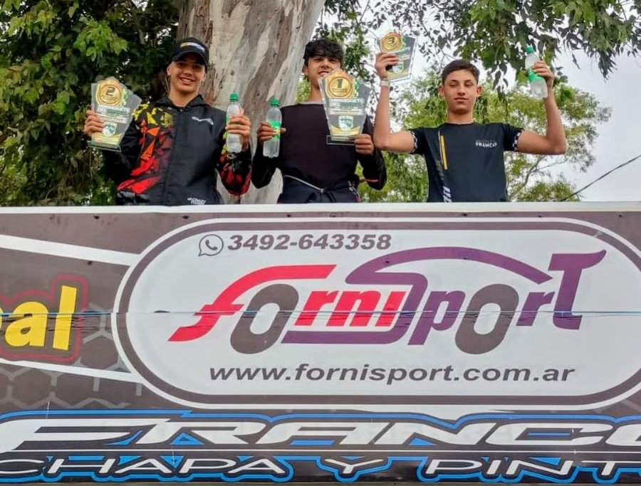 Valent&iacute;n Garc&iacute;a (2&deg;), Bautista Boscatti (1&deg;) y Benjam&iacute;n Franco (3&deg;) en el podio del Mini Power.