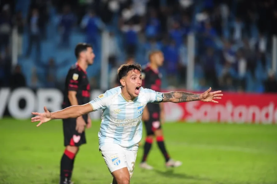 MATEO CORONEL. En el festejo del primer gol tucumano.