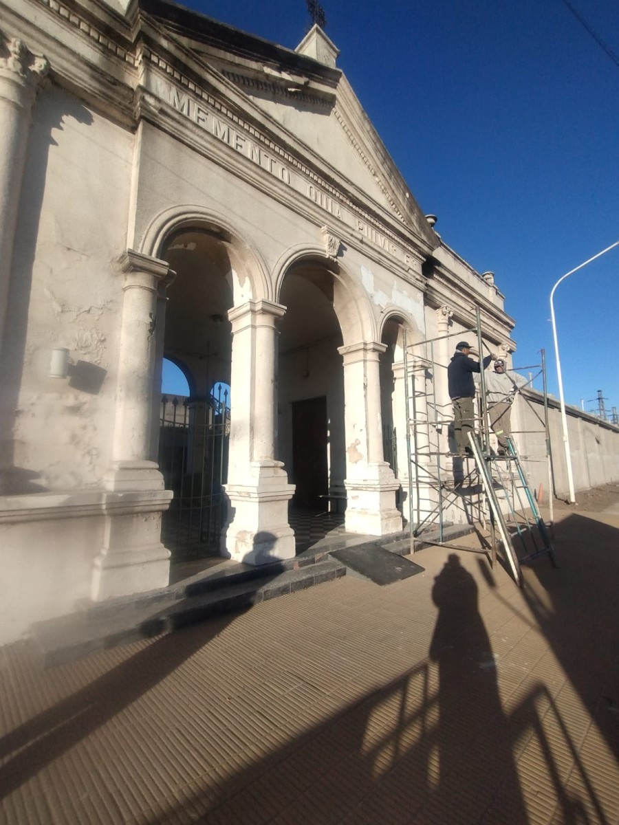 Se efectu&oacute; el pintado del exterior de la capilla del cementerio.