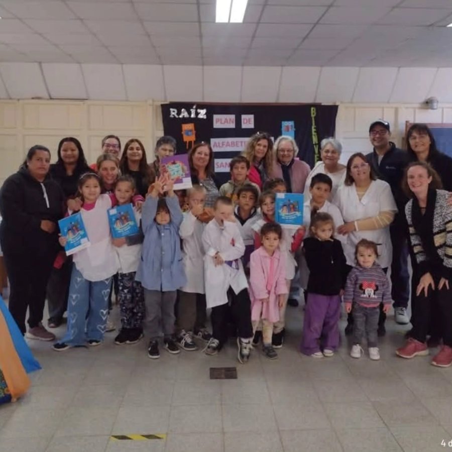 Autoridades junto a la comunidad educativa.