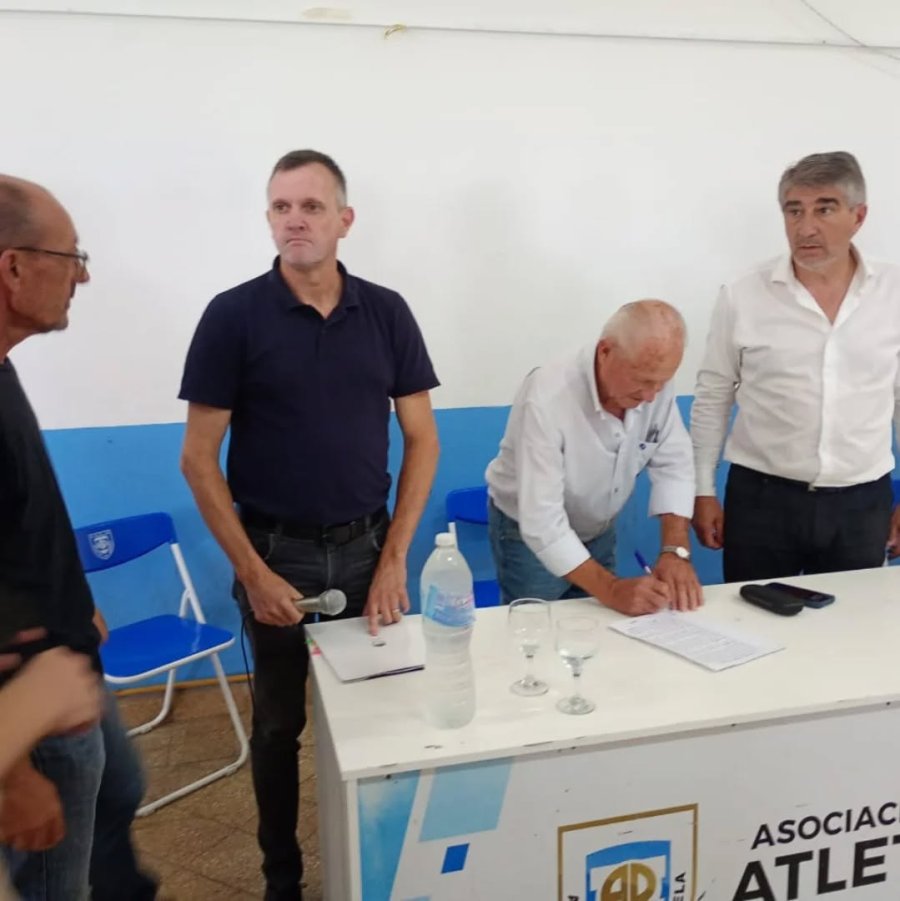 Rodolfo Giacosa,Raúl Cuggino y Fabián Bastía durante la firma.