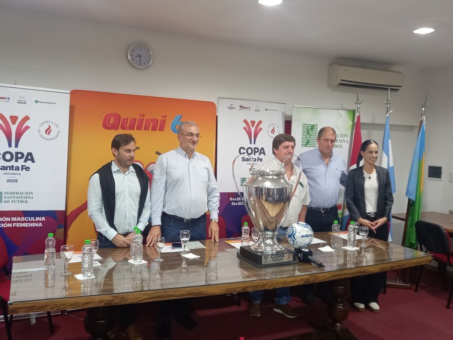 EN LA PRESENTACION. Hugo Morel, Alcides Calvo, Fabián Zbrun, Carlos Lanzaro y Silvina Rodriguez Mesón.