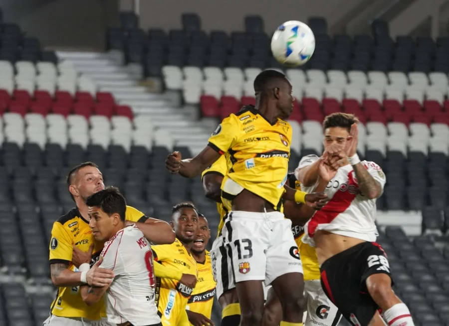 SIN GOLES. El problema de eficacia de River se profundizó ante los ecuatorianos.