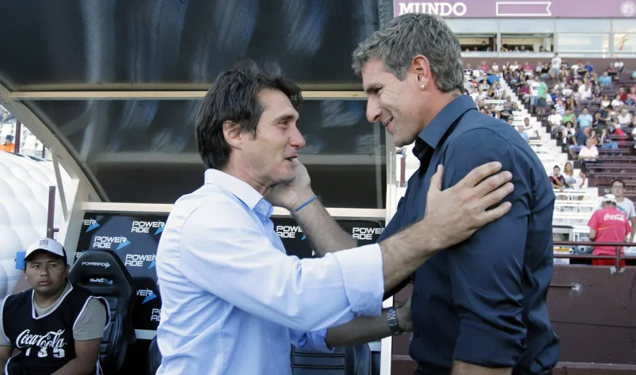 Guillermo Barros Schelotto y Martín Palermo, los técnicos de Vélez y Olimpia.