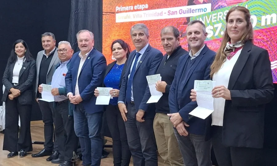 Imagen capturada en San Guillermo en el momento de anunciar la adjudicación de la obra Gasoducto lechero.