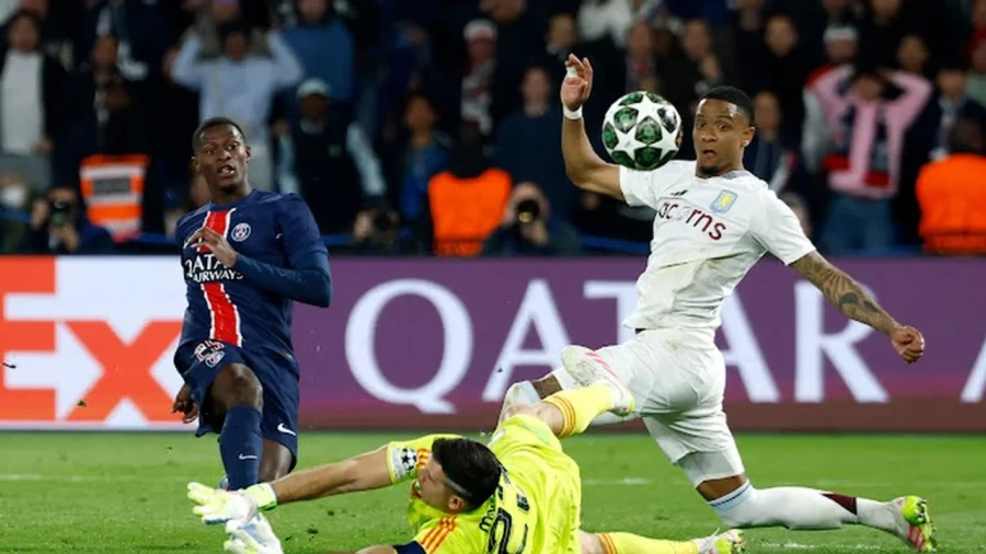 TRABAJO MUCHO EN FRANCIA. El arquero argentino evitó más goles.