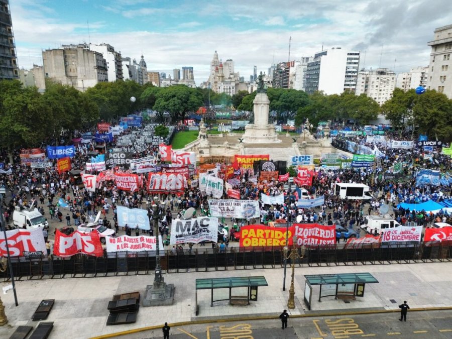 CONTRA MILEI. Con fuerte operativo policial y vallas alrededor del Congreso, jubilados y sindicatos reclamaron contra el ajuste y anticiparon el paro general..
