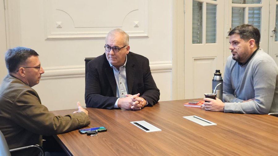 Lisandro M&aacute;rsico junto a Gabriel Corrado e Iv&aacute;n Acosta en la sede del CCIRR.