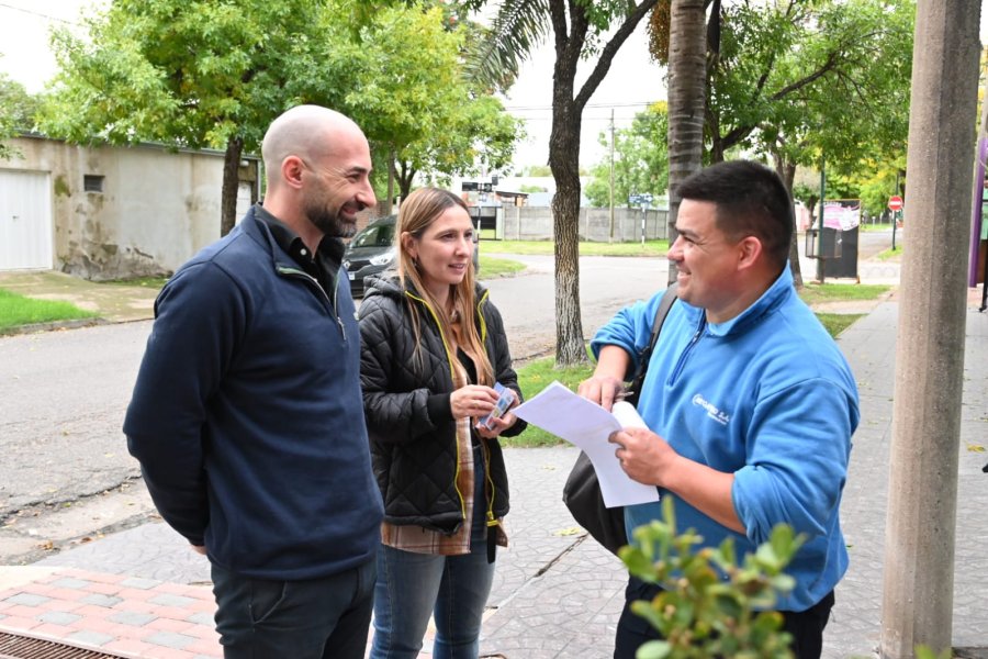 Andr&eacute;s Brarda y B&aacute;rbara Chivallero durante la caminata por las calles de barrio Villa Podio.