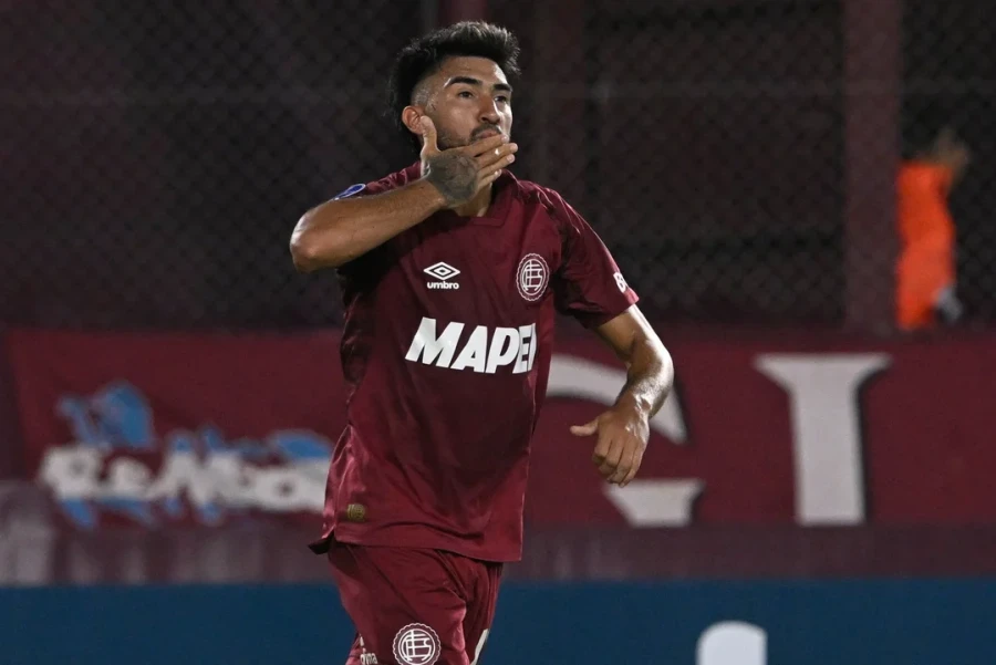 MARCELINO MORENO. Hábil delantero granate.