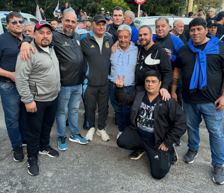 La delegaci&oacute;n de la UOM Rafaela, encabezada por Roberto Oesquer, junto a Abel Furl&aacute;n. (PRENSA UOM RAFAELA)