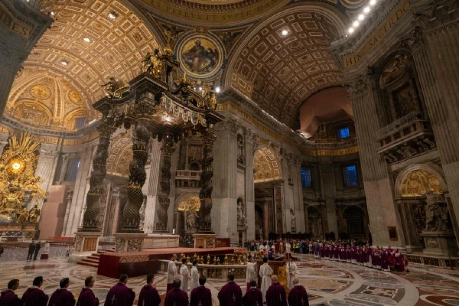 Bajo la c&uacute;pula de la Bas&iacute;lica de San Pedro se encuentra el imponente baldaquino de Bernini.