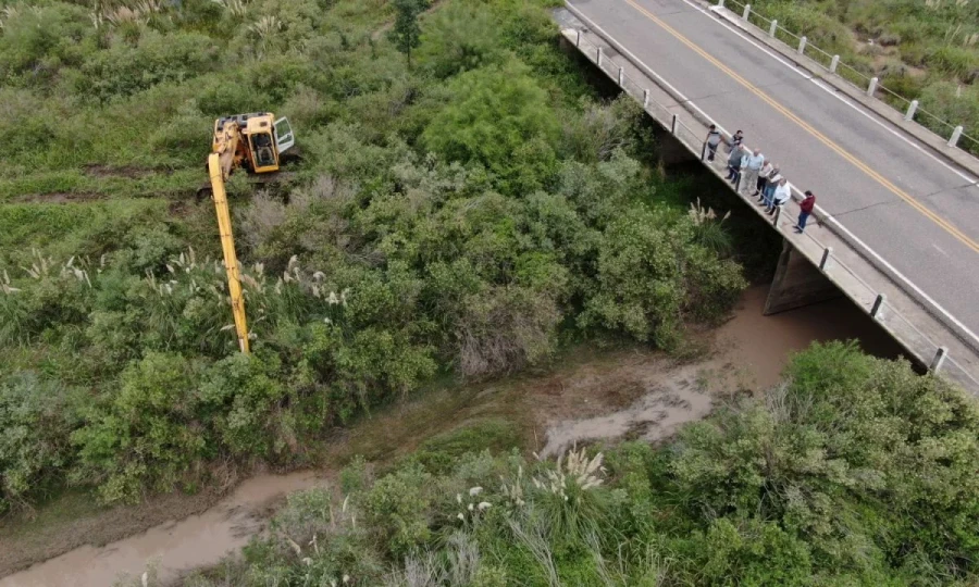 Las autoridades observando trabajos en el canal.