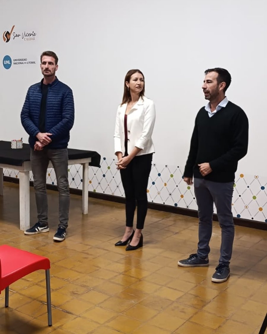 Un momento de la entrega concretada hoy.