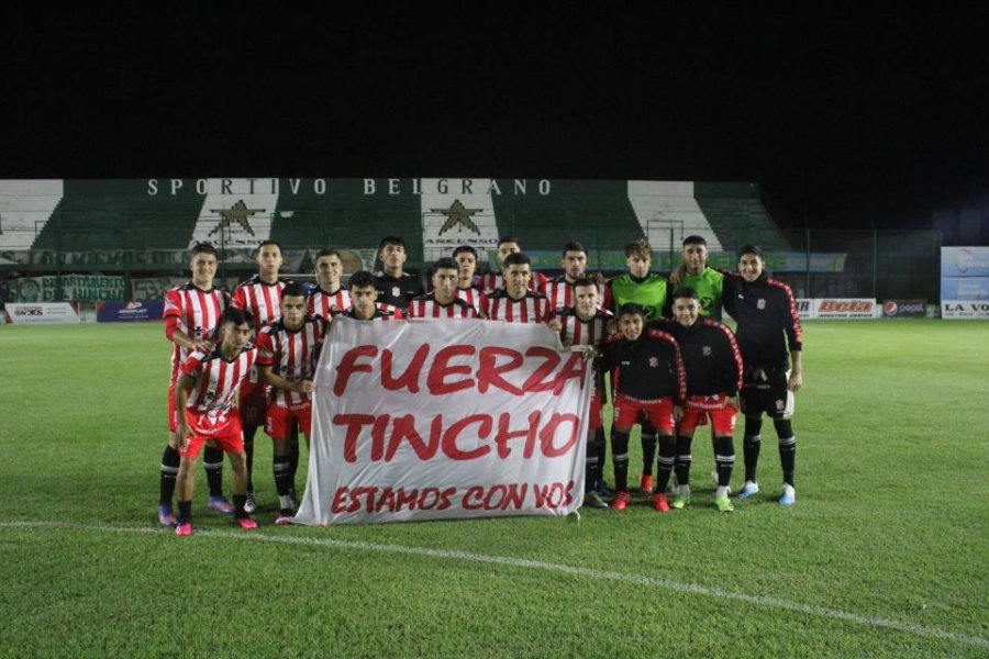 CON TODO EL APOYO. El equipo de 9 de Julio en San Francisco con la dedicatoria al lesionado Mart&iacute;n Sterren.