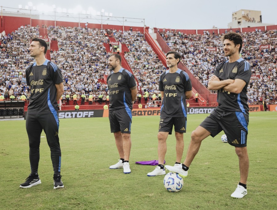 CUERPO T&Eacute;CNICO. Lionel Scaloni, Walter Samuel, Roberto Ayala y Pablo Aimar, hacedores de la Selecci&oacute;n argentina campeona del mundo.
