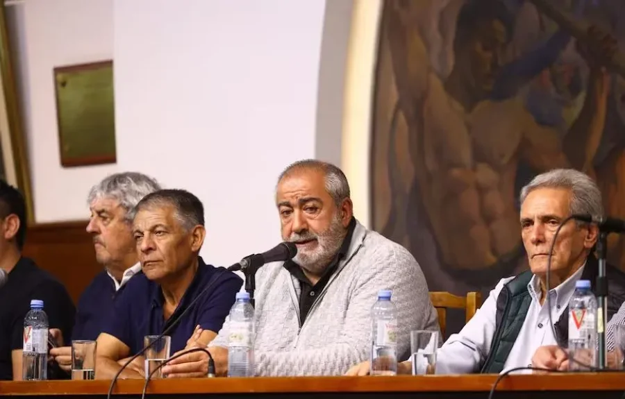 GREMIALISTAS. Los sindicalistas representantes de la CGT Rafaela que estuvieron presentes en la conferencia, en donde se ley&oacute; un duro comunicado en rechazo a la pol&iacute;tica nacional enon&oacute;mica y social.