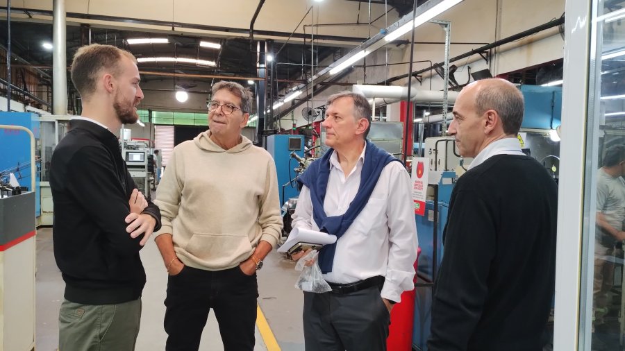 Bryan Mayer junto a Juan Carlos Basso entre otros, en la visita a la f&aacute;brica de v&aacute;lvulas 3B. (PRENSA LLA)