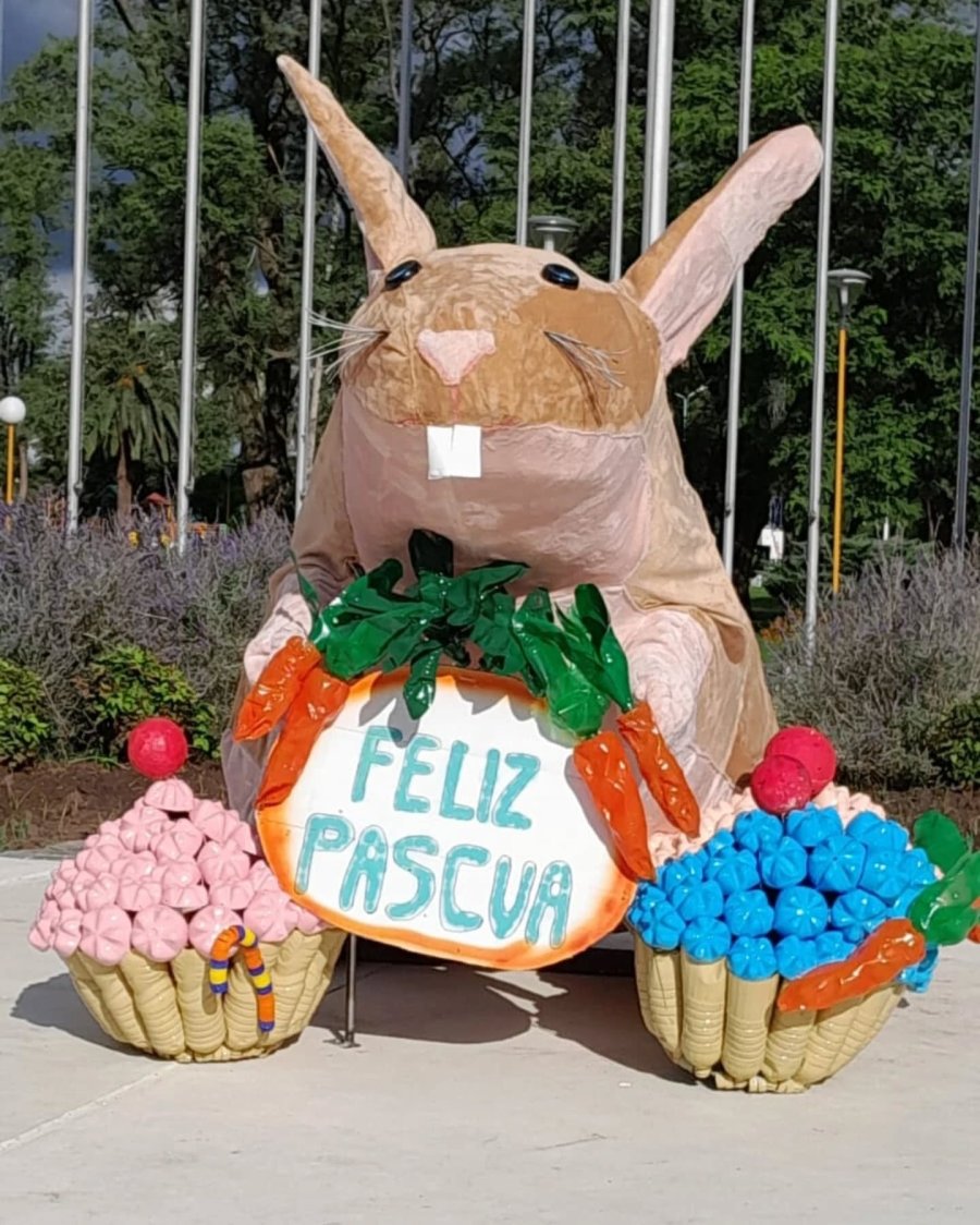 El conejo gigante que espera la fotografía con los clucellenses.