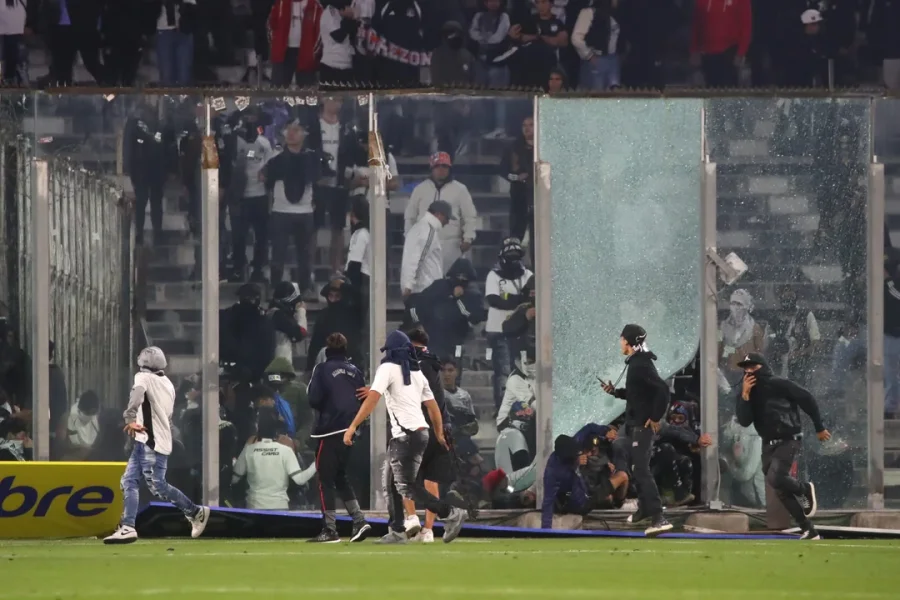 Graves incidentes en el partido entre Colo Colo y Fortaleza.