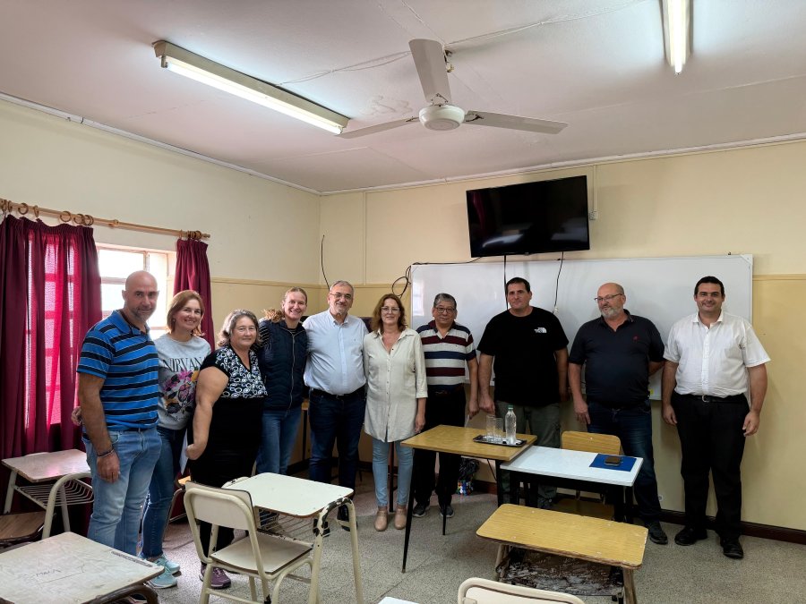 Autoridades educativas y el legislador en la recorrida por la institución.