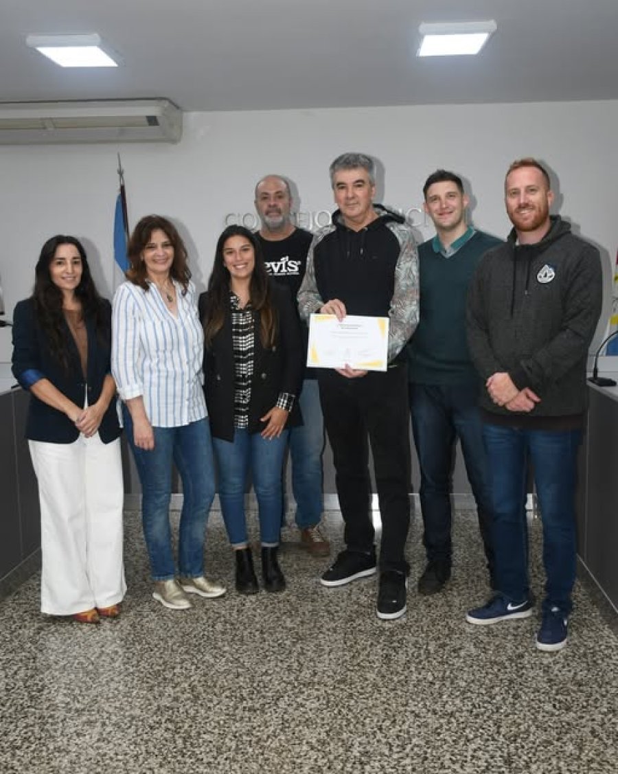 En el recinto, con los ediles al momento de la distinción.