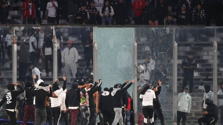 La "Garra Blanca" ingresando al campo de juego en el partido entre Colo Colo y Fortaleza.