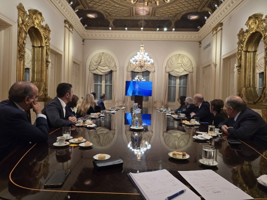 Los integrantes del gabinete nacional el viernes por la tarde en Casa Rosada, escuchando la conferencia de prensa del ministro Luis Caputo cuando anunció el fin del cepo.