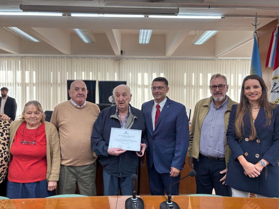 Mario, Roly y Luis Sassia al recibir el reconocimiento del Concejo Municipal.