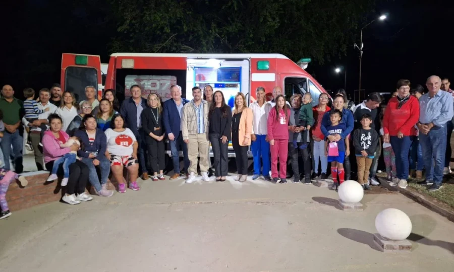 En Las Palmeras junto a la flamante ambulancia.