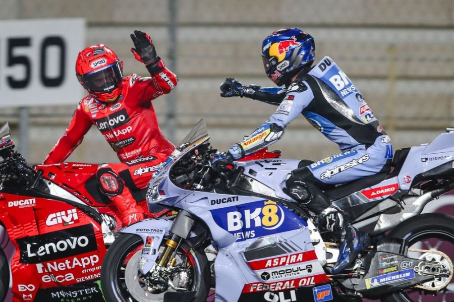 Los hermanos Marc y Alex M&aacute;rquez se saludan tras el Sprint de Qatar.