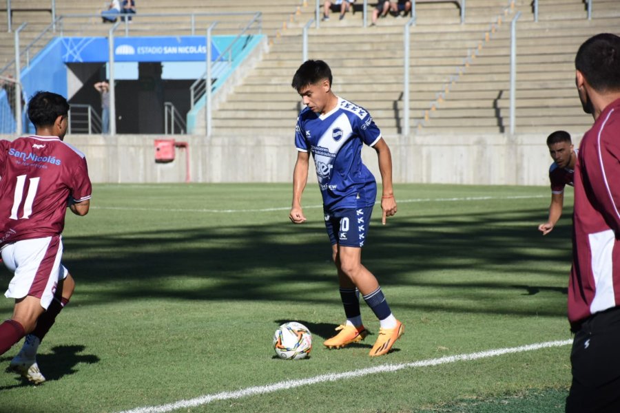 NO LO PUDO SOSTENER. Enzo Fernández maniobra ante un rival.