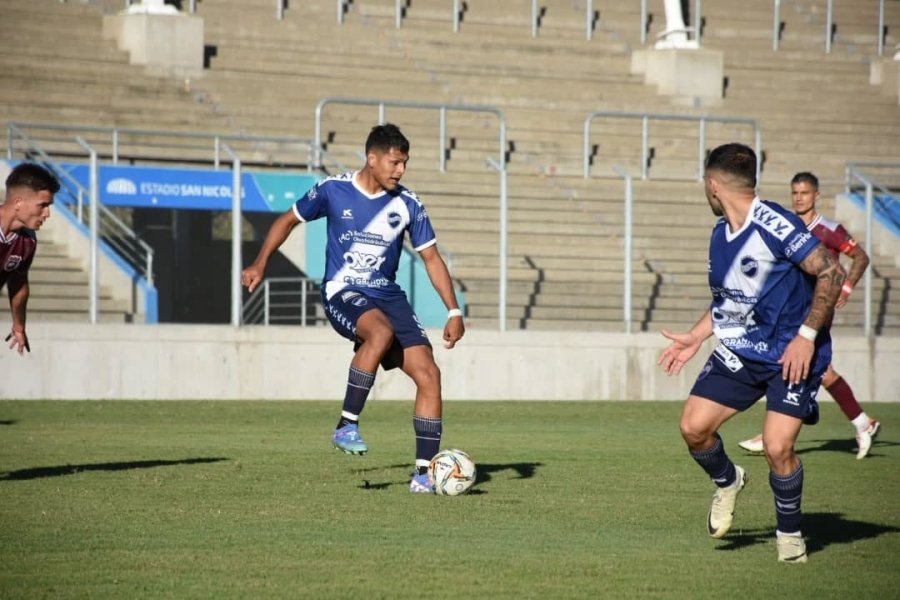 SE CORTO. Kevin Velázquez esta vez no pudo convertir.