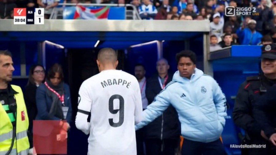 A LAS DUCHAS. La estrella se fue por la violenta falta.