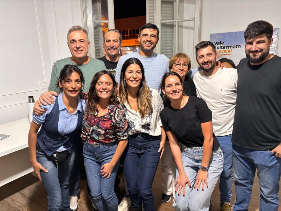 Valeria Soltermam festejó el triunfo junto a los integrantes de su lista y el ex intendente, Luis Castellano.