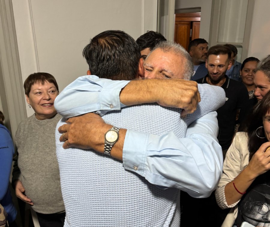 Maximiliano Postovit se funde en un abrazo con su padre. (FOTO PRENSA PJ)